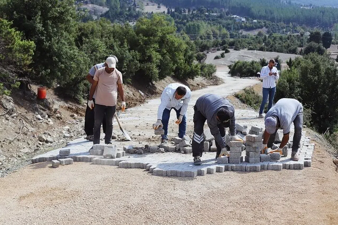 Andırın’da yol yapım çalışmaları devam ediyor