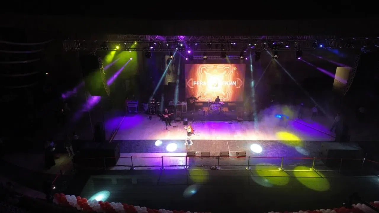 Ünlü şarkıcı konser esnasında sahneden düştü