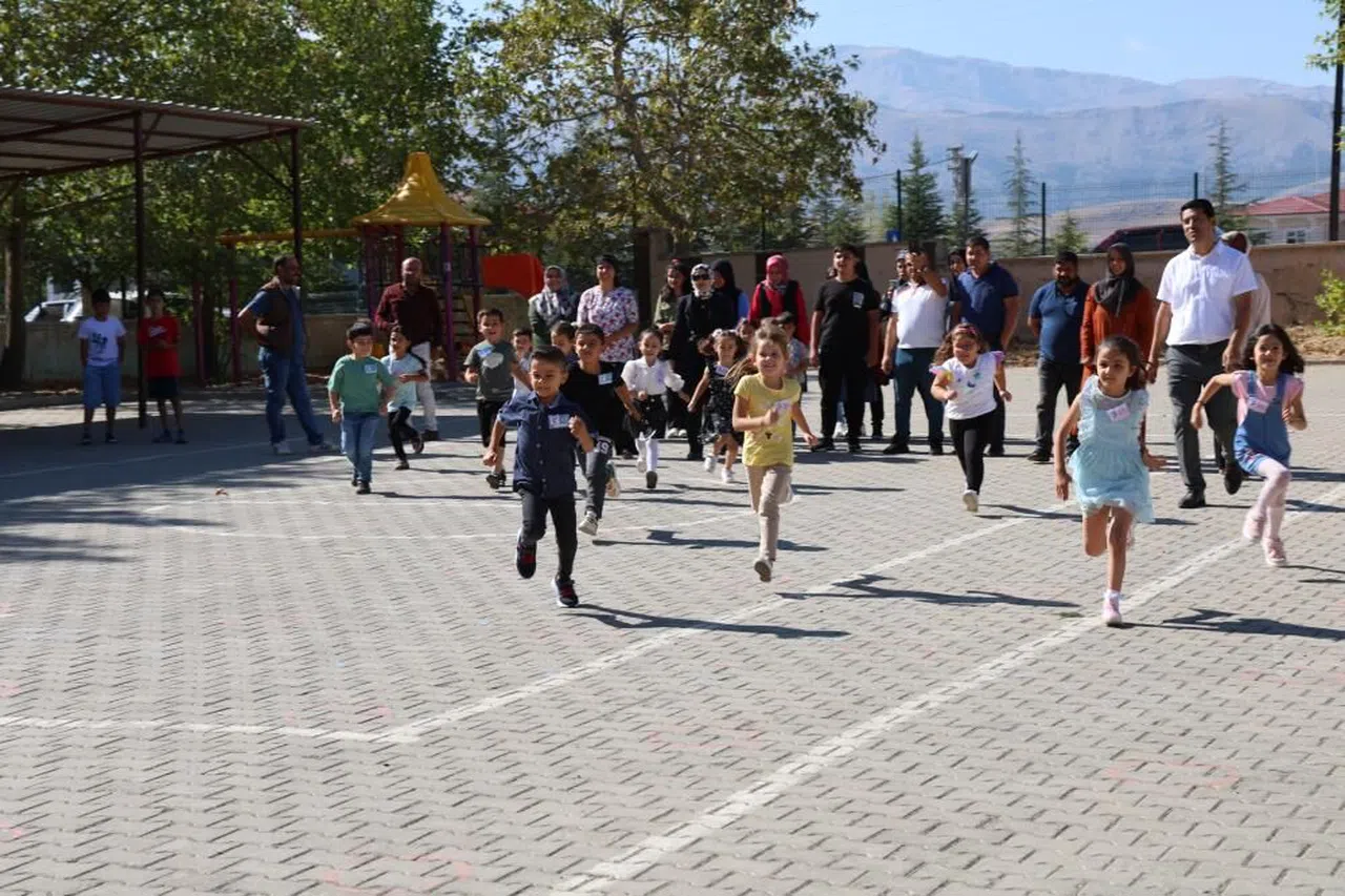 Depremin merkez üssü Kahramanmaraş'ta minikler okulla tanıştı