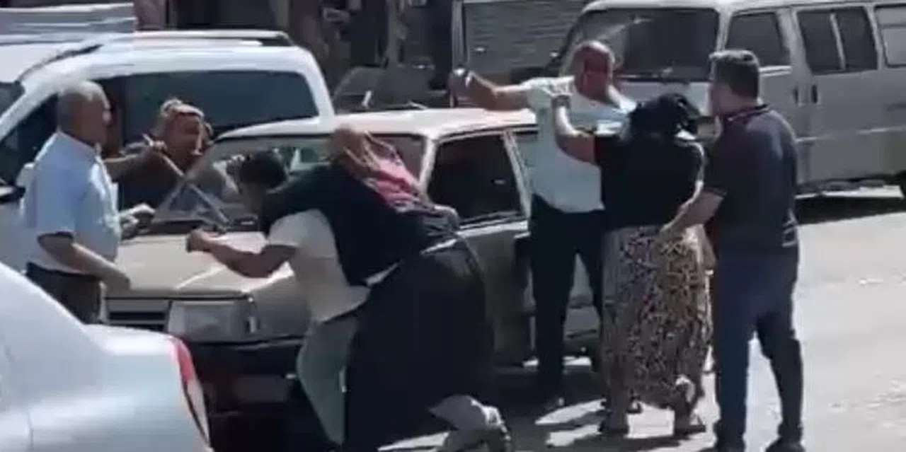 ‘Yol verme’ kavgasında kadınları sopayla dövdü