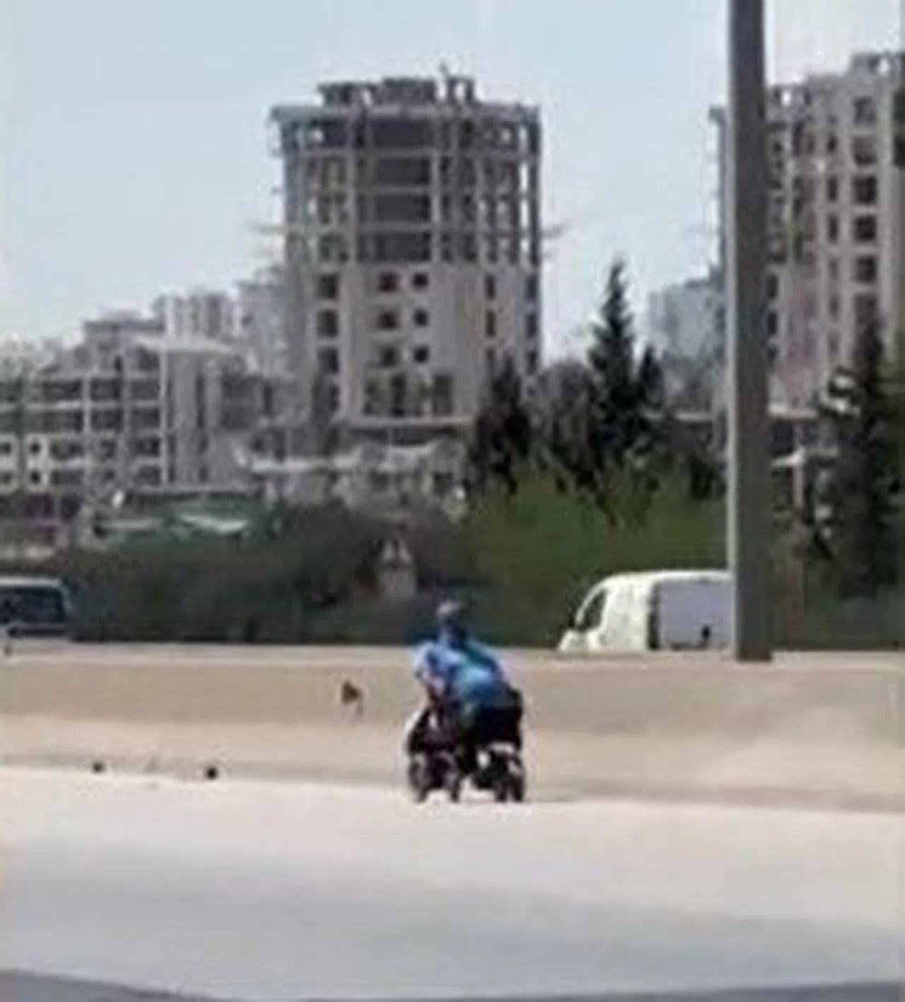 Tekerlekli sandalye ile otoyolda ilerledi