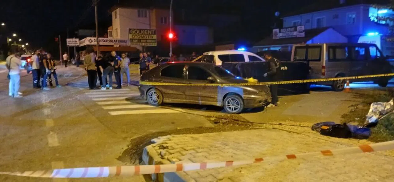 İş yeri önünde baba oğula silahlı saldırı: 1 ölü, 1 yaralı