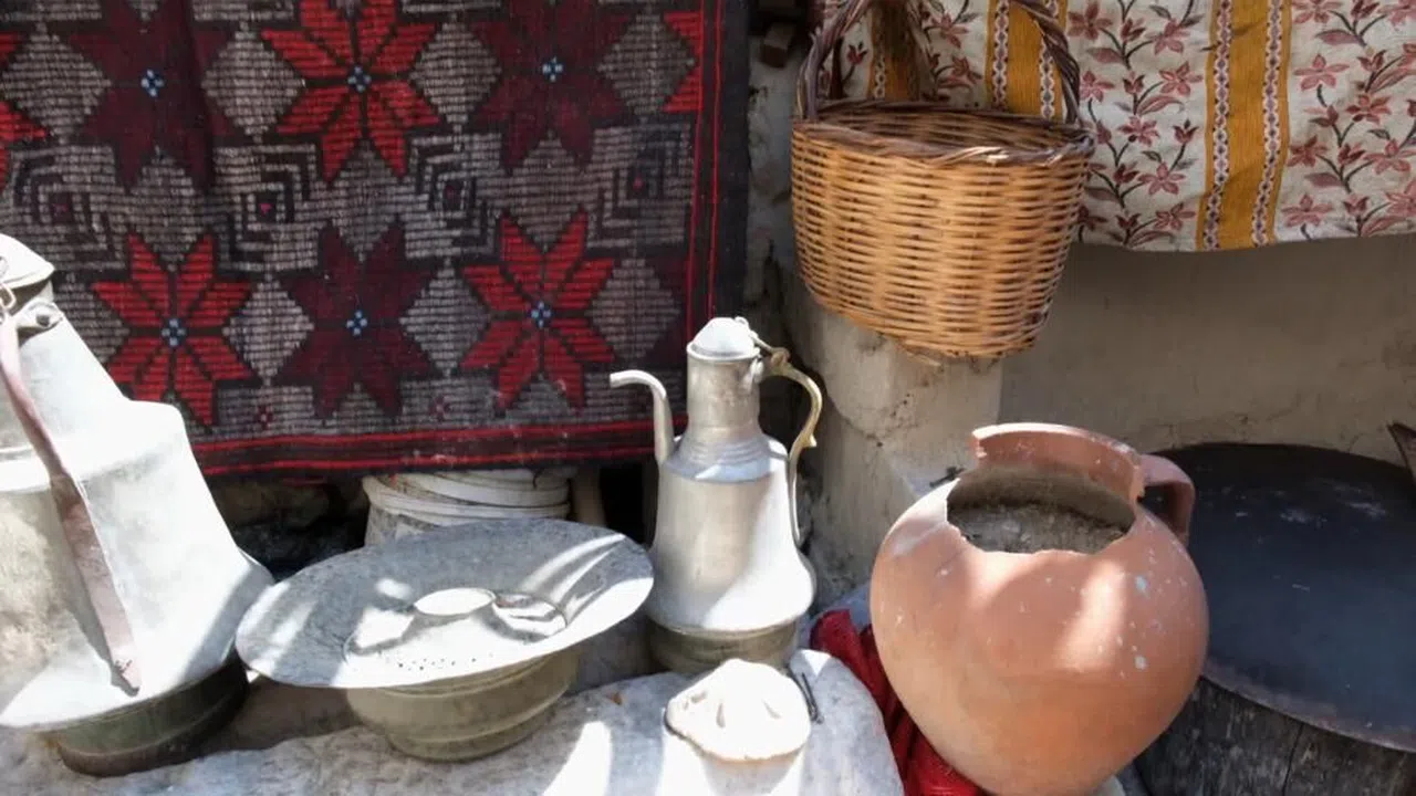 200 yıllık eşyaları evinin bahçesinde sergiliyor