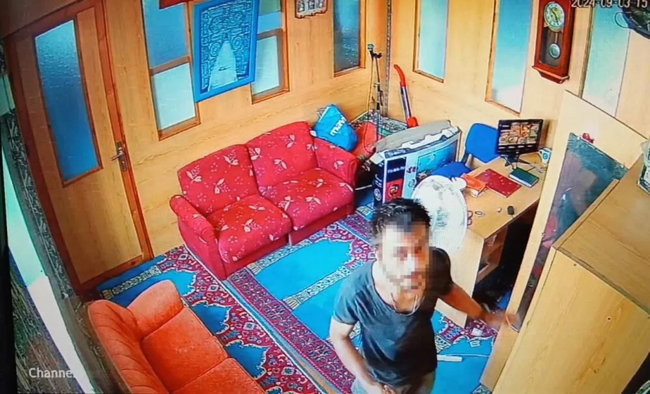 Camiye girip yardım paralarını çaldı