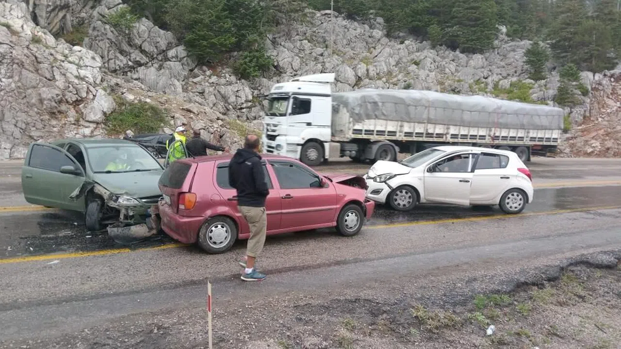 4 araçlı zincirleme kaza: 5 yaralı