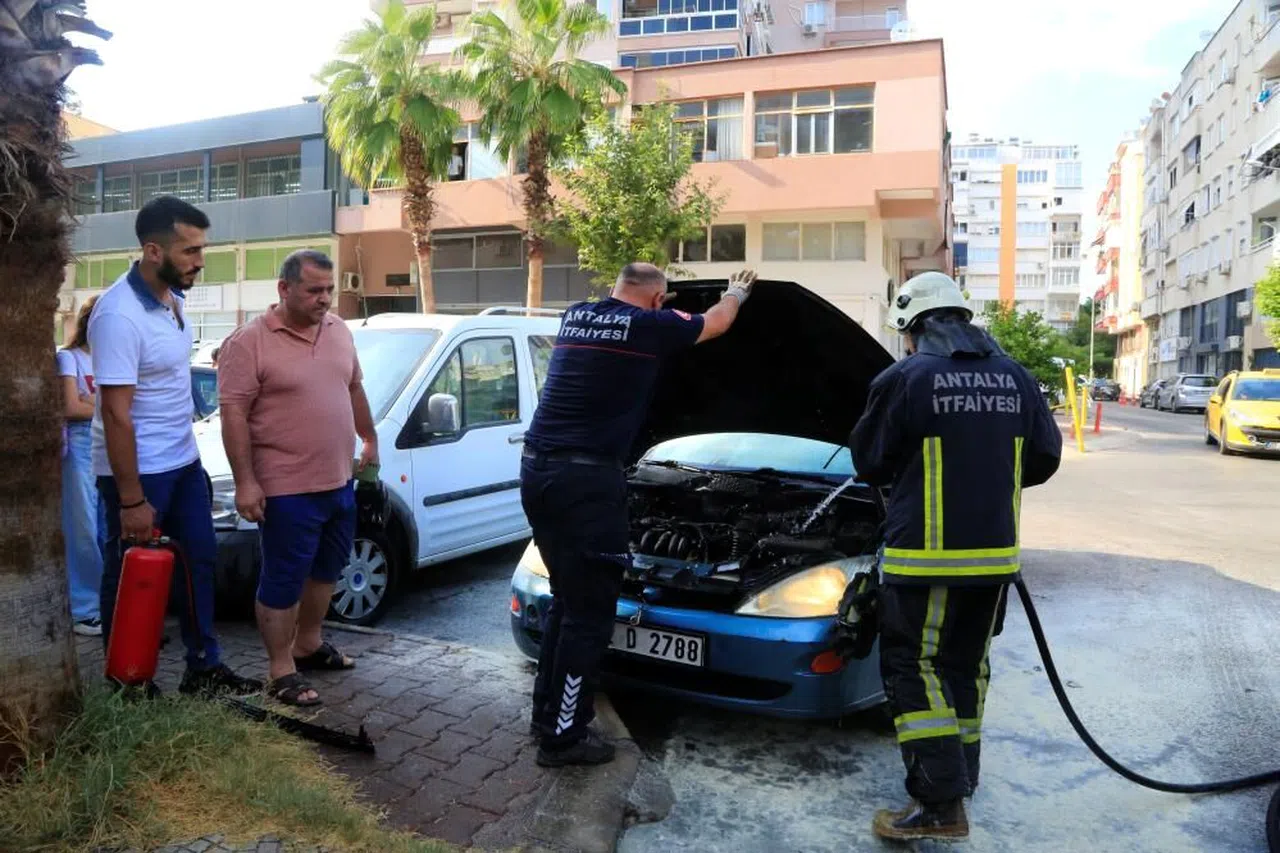 Aracının yanışını çaresiz gözlerle izledi
