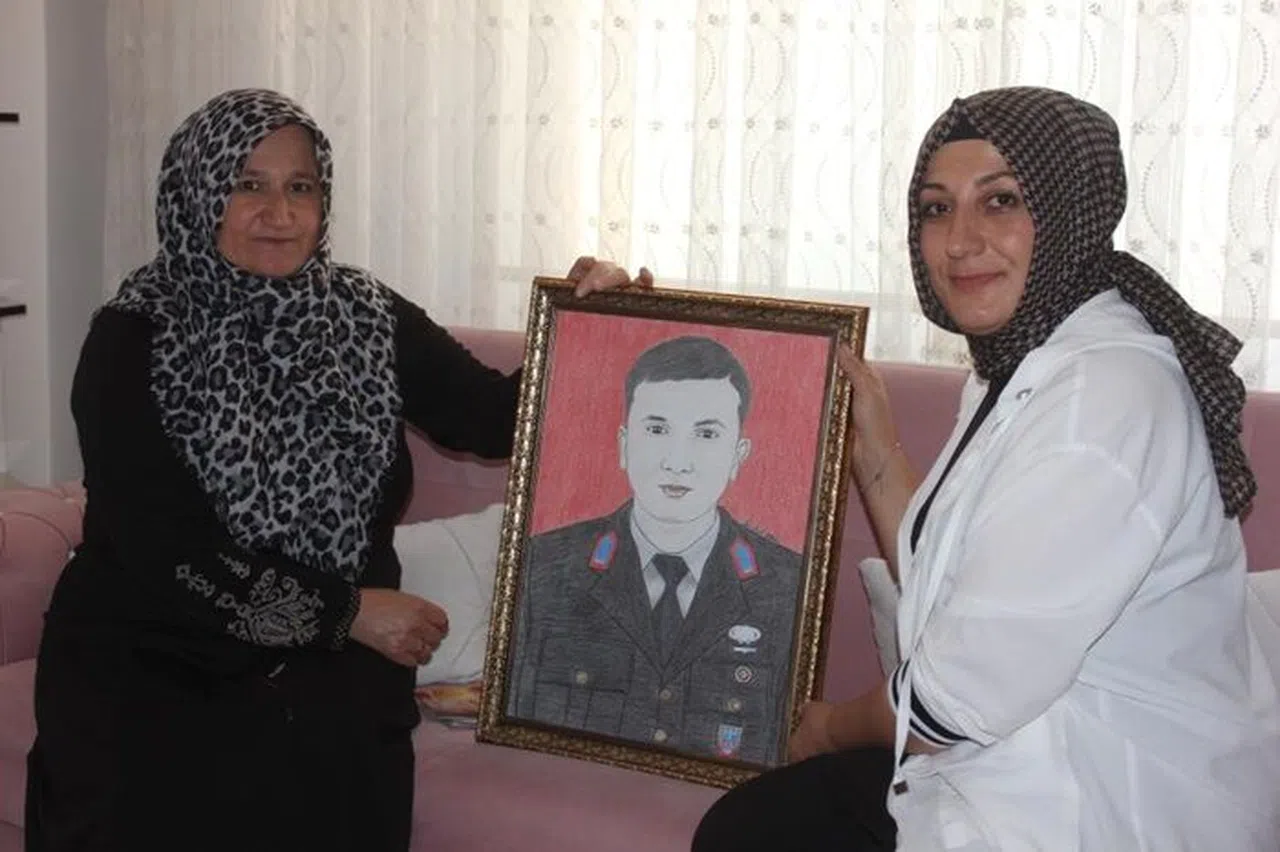 Kahramanmaraş'ta ressam şehitlerin resimlerini çizerek ailelerine hediye ediyor