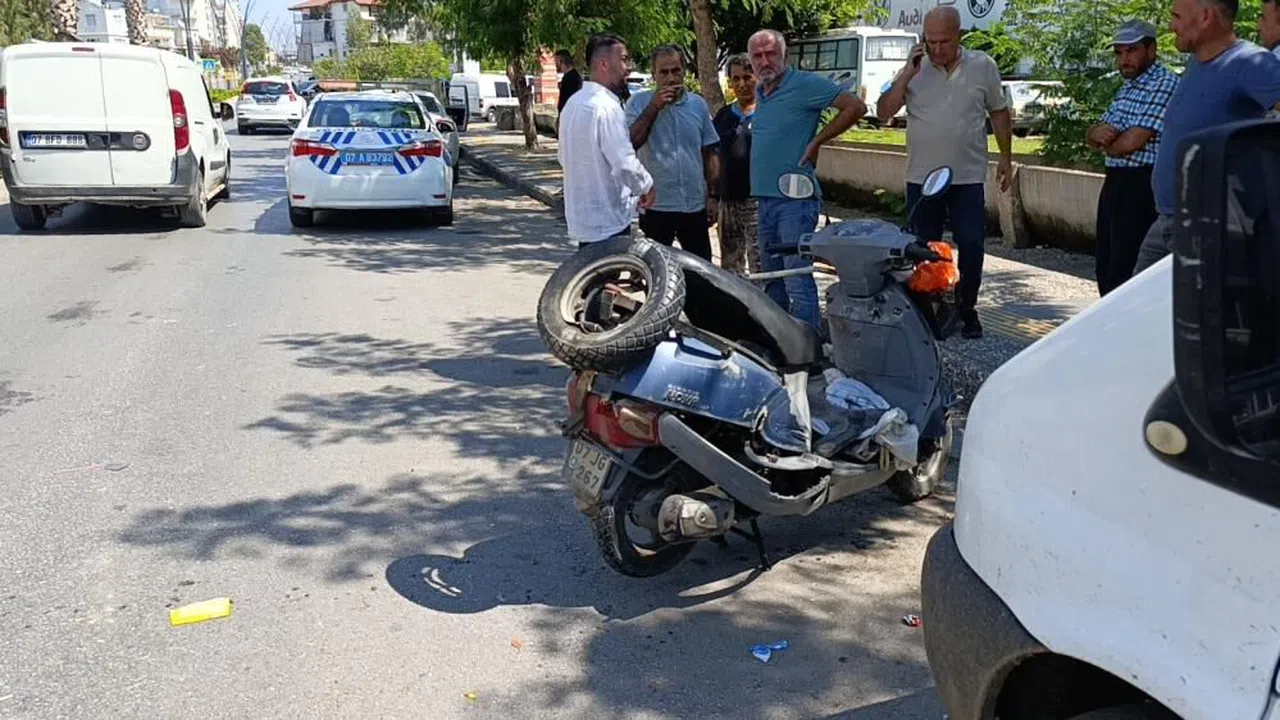 Yaya geçidinden geçen motosiklete otomobil çarptı