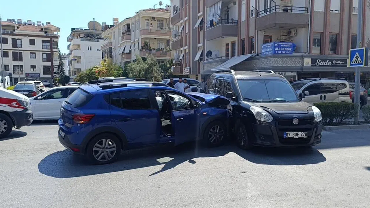 Otomobil, hafif ticari aracı önünde sürükledi: 3 yaralı
