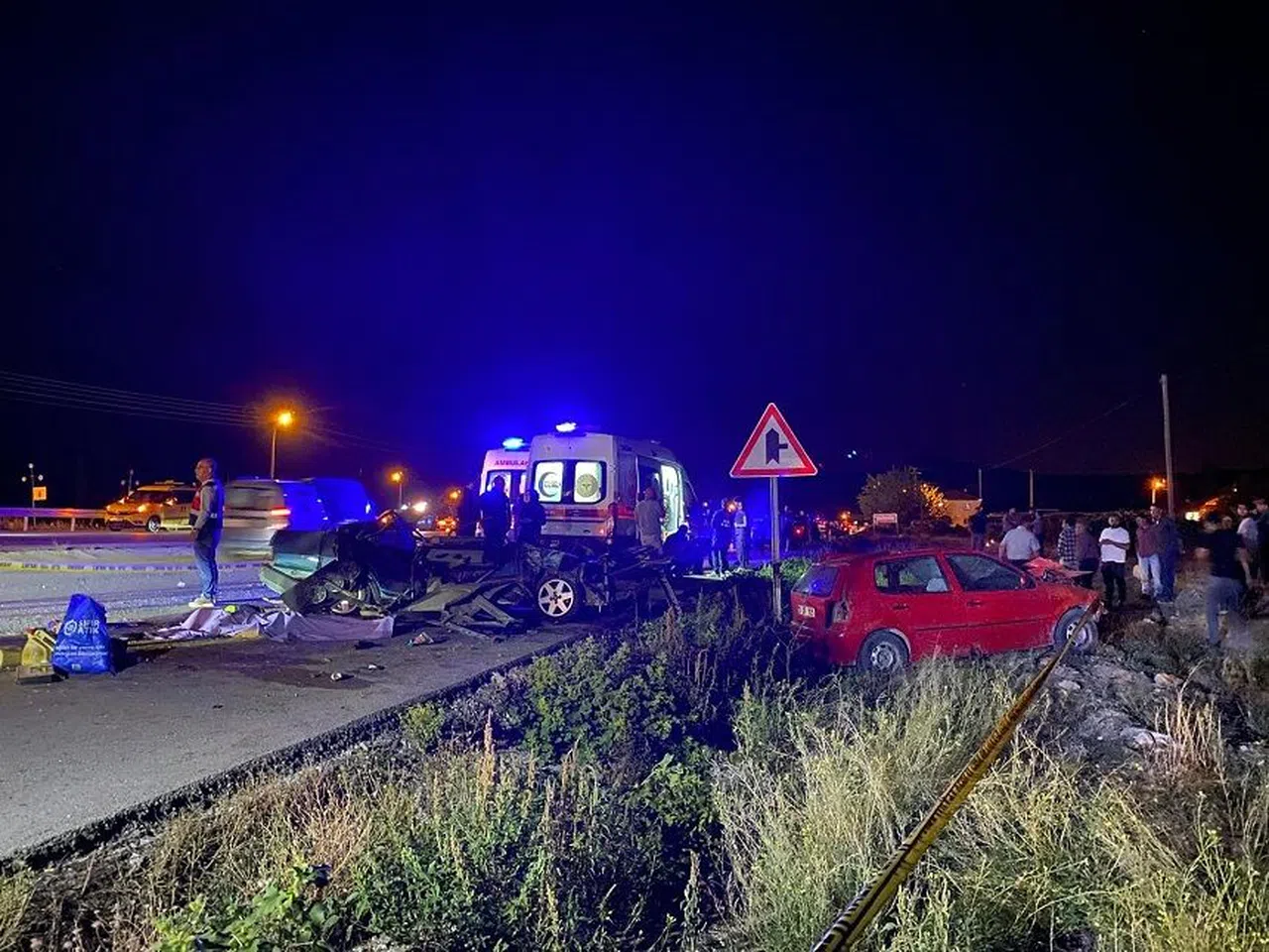 Kontrolden çıkan otomobil, refüjü aşarak karşı şeritten gelen otomobilin üzerine düştü