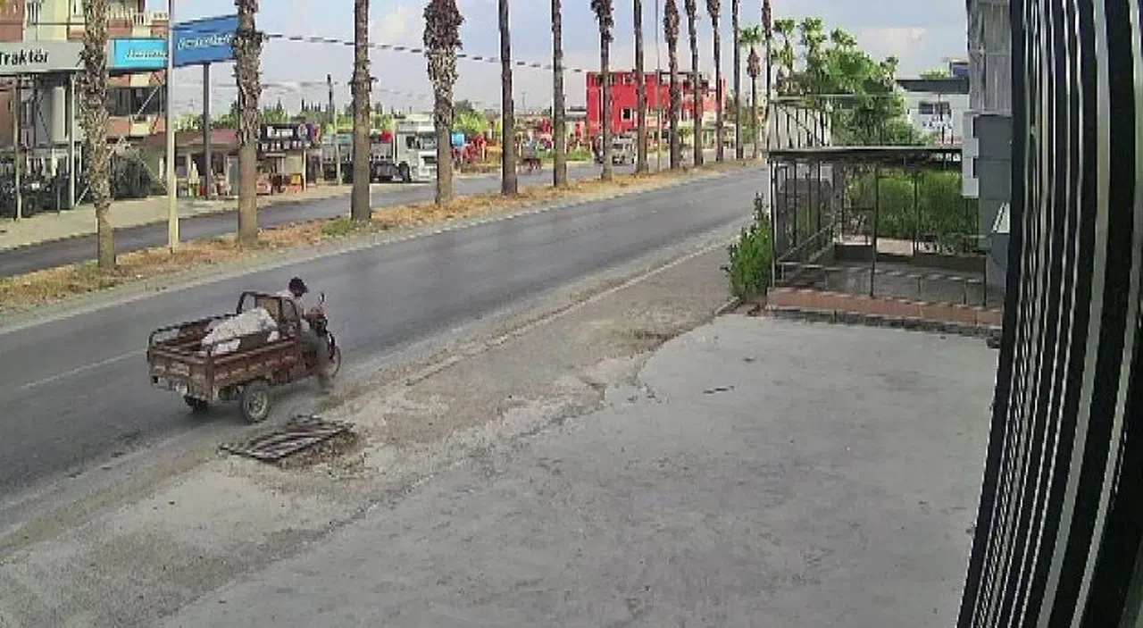 Önce etrafı kontrol etti, sonra mazgalı böyle çaldı