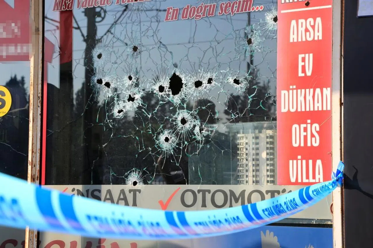 İşyeri kurşunlandı, yol savaş alanına döndü