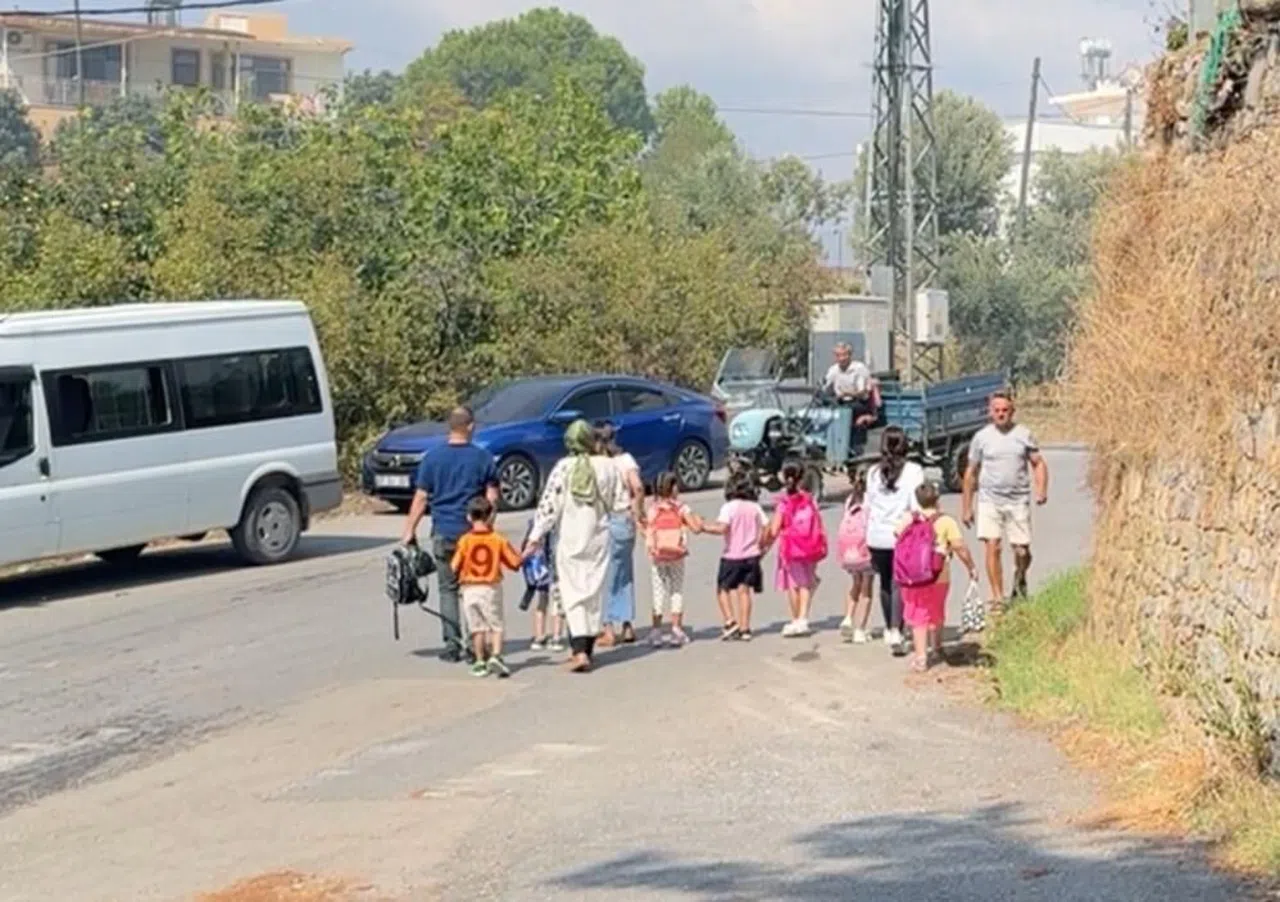 Okula yakın bölgede çıkan yangın paniğe neden oldu