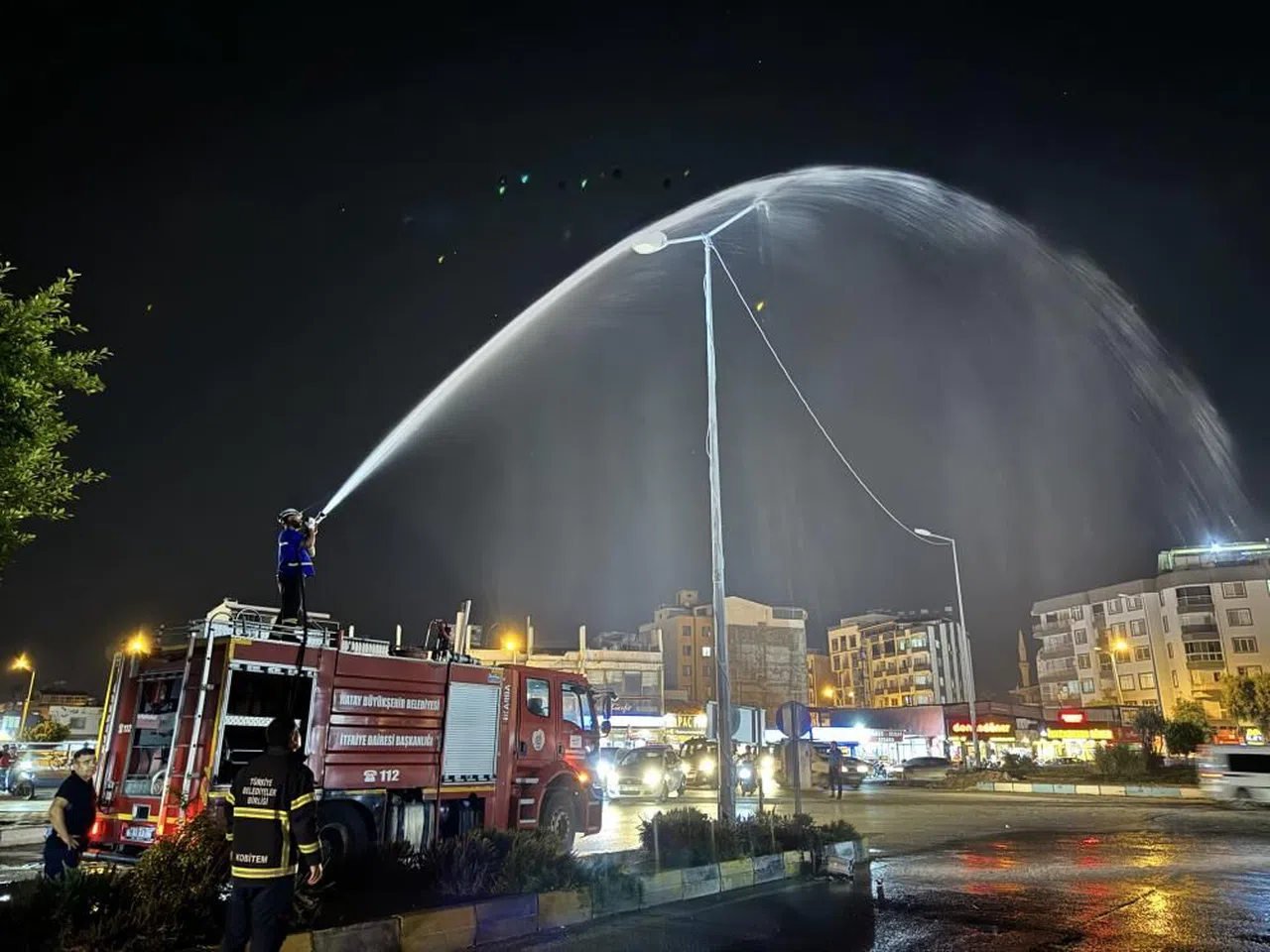 Aydınlatma direğinde yangın korkuttu