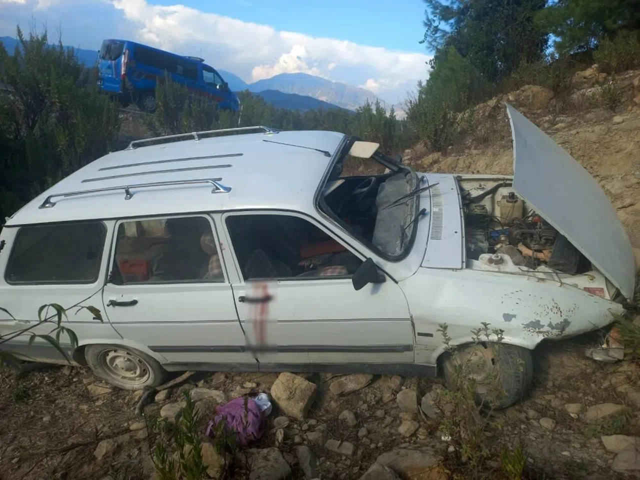 Otomobil şarampole yuvarlandı, sürücü yaşamını yitirdi