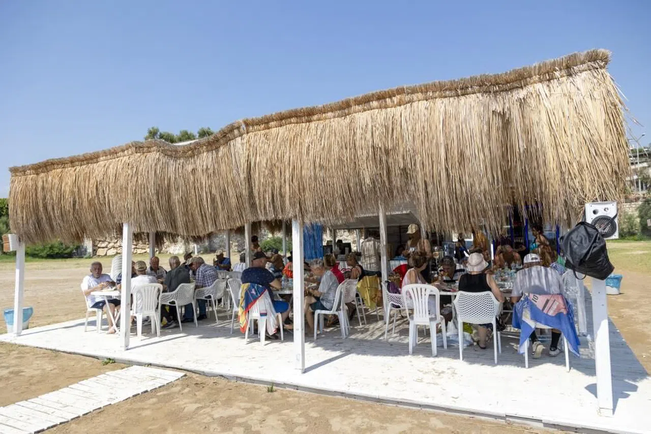 Emekliler, deniz, kum ve güneşin keyfini çıkarıyor