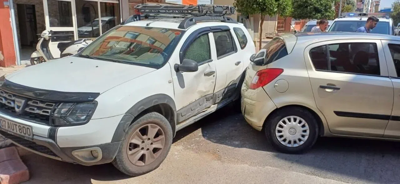 Dükkanın önüne park eden araca kızıp kendi aracıyla çarptı