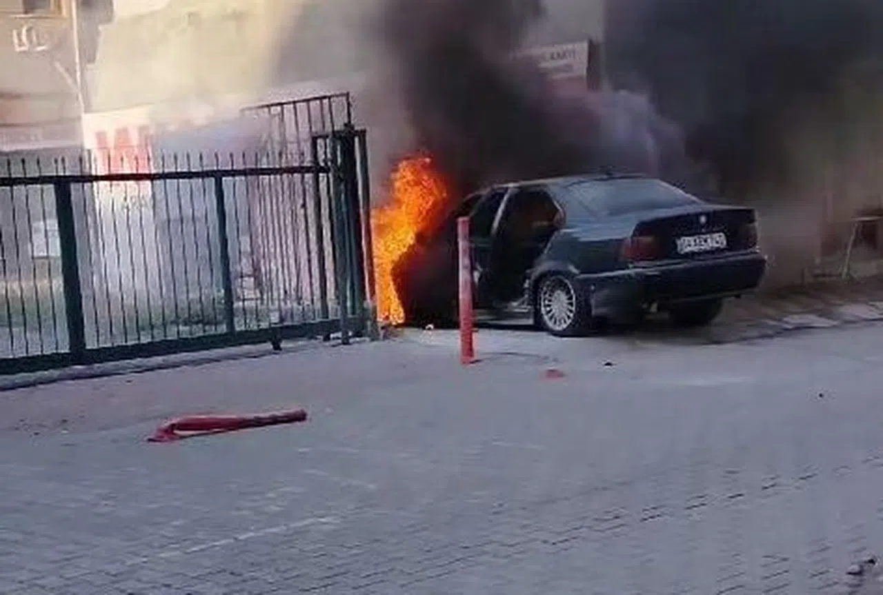 Park halindeki otomobil alevlere teslim oldu