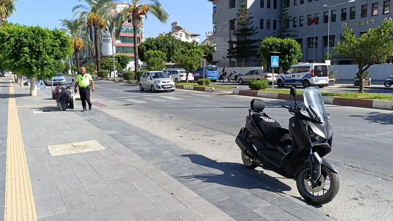 Elektrikli bisiklet ile motosiklet çarpıştı: 3 yaralı