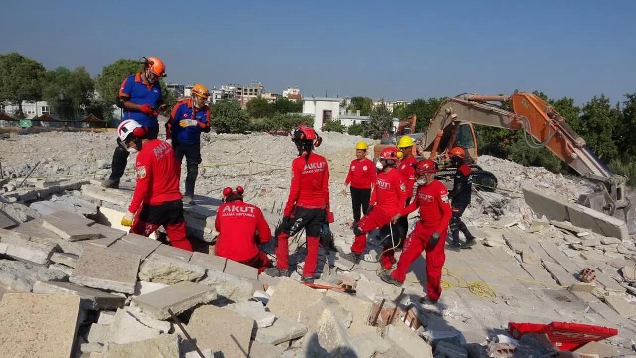 Deprem tatbikatı gerçeğini aratmadı