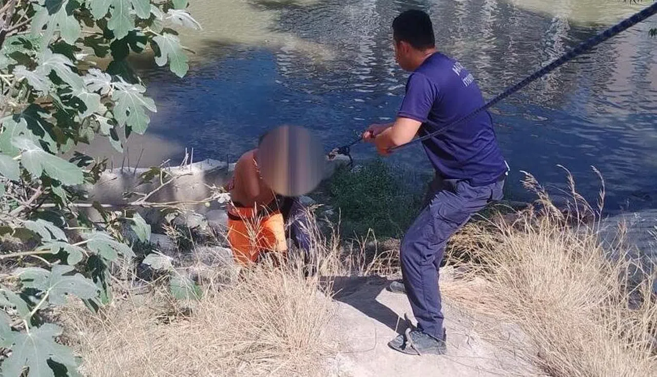 Asi nehri kenarında mahsur kalan vatandaşı itfaiye kurtardı