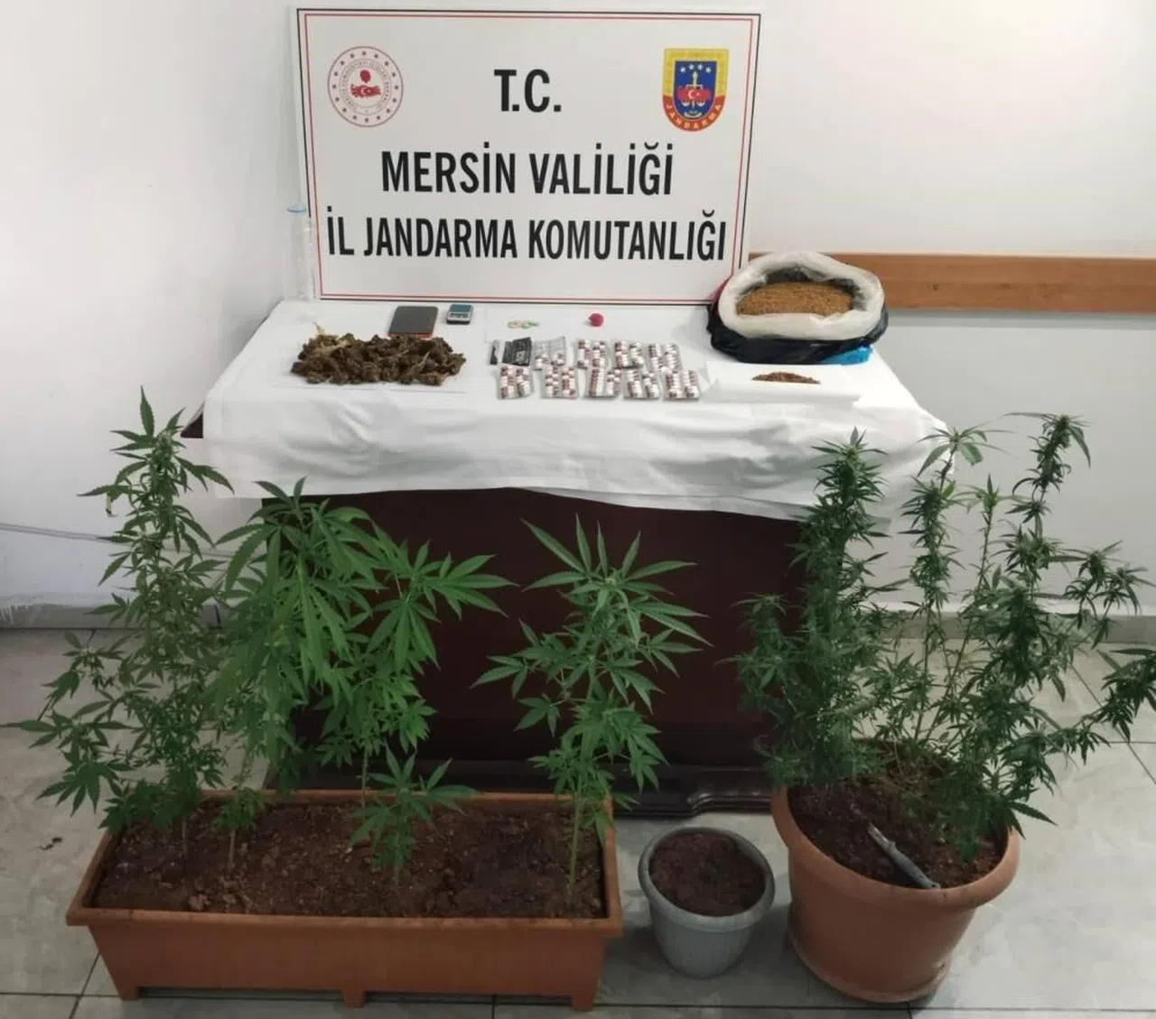 Uyuşturucu taciri 3 şüpheli yakalandı