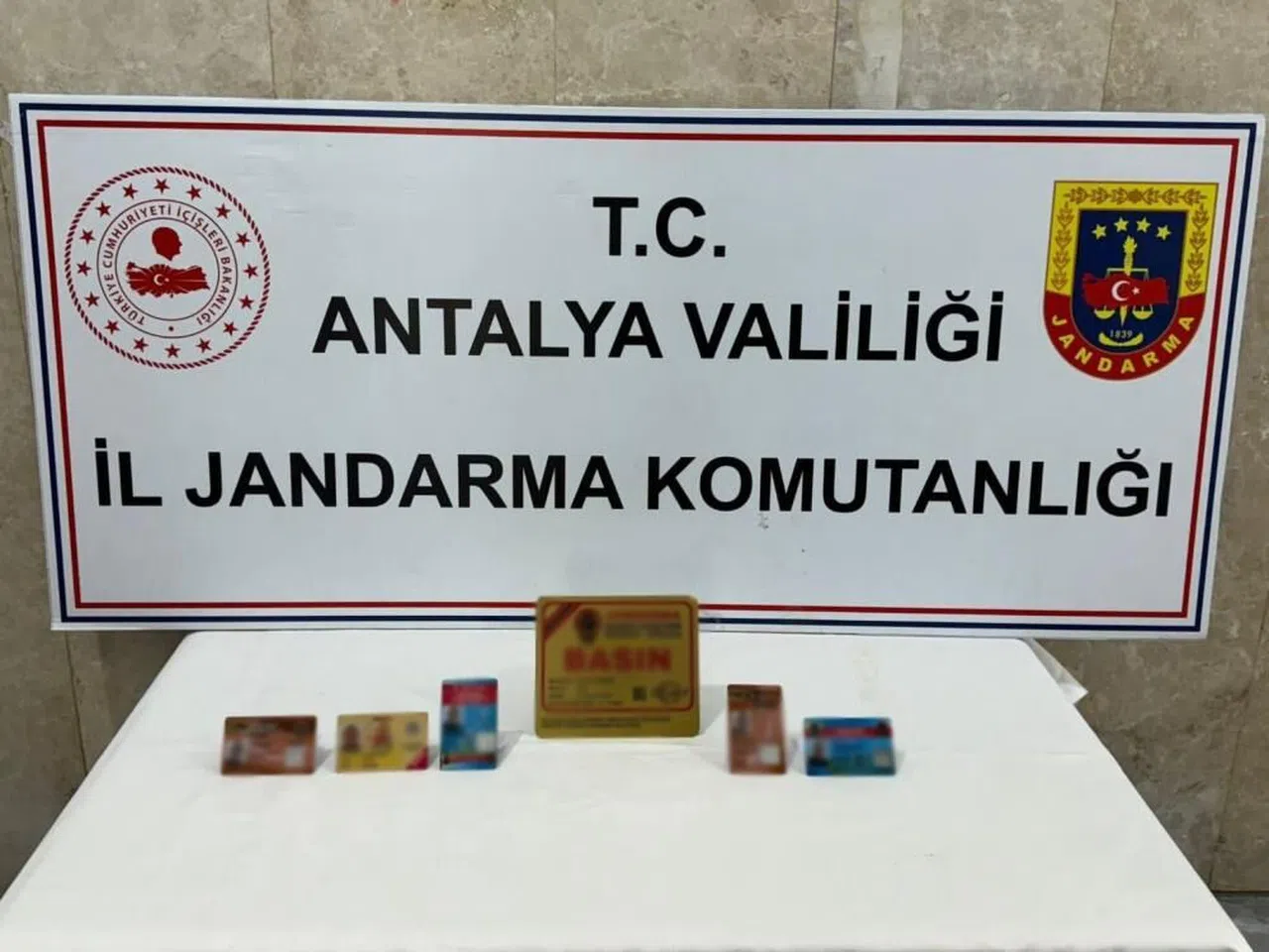 Sahte basın kimliğiyle gezen şüpheli yakalandı