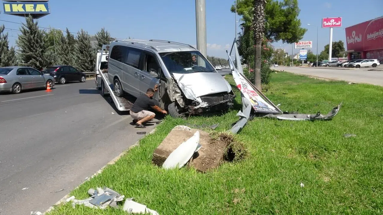 Hafif ticari araç aydınlatma direğine çarptı
