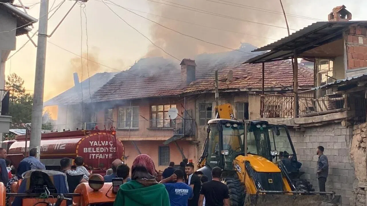 Çıkan yangında bitişik iki ev kullanılamaz hale geldi
