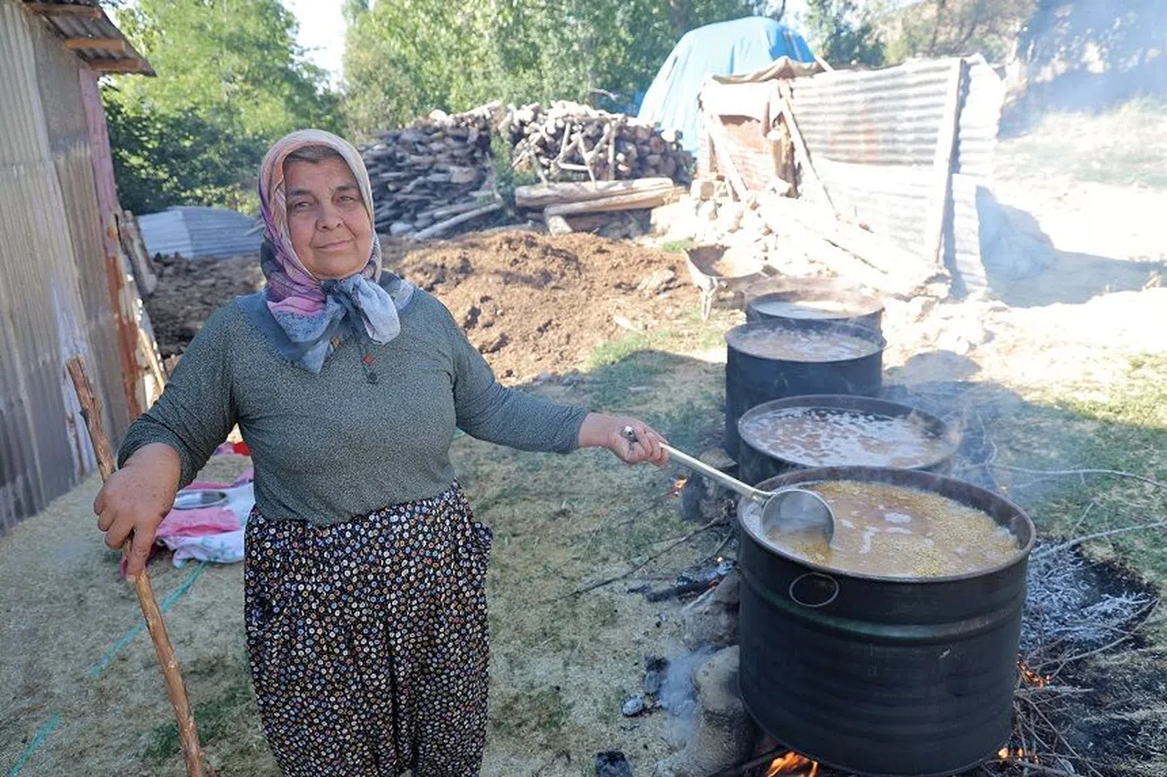 Kahramanmaraş'ta kazanlarda kaynatılan buğday organik bulgur haline getiriliyor