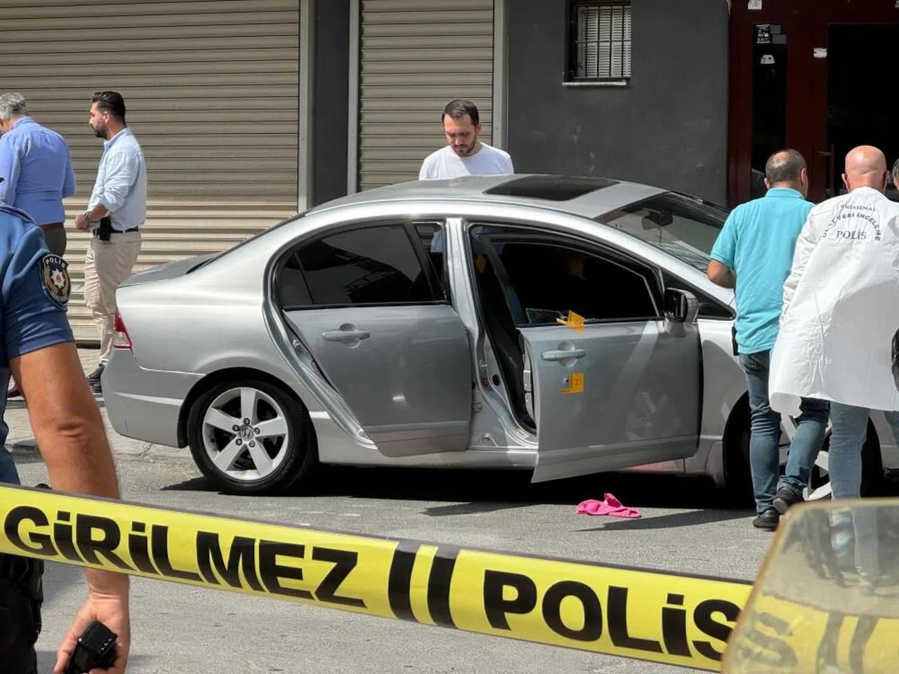 Otomobile silahlı saldırı: Ağabey öldü, kardeşi ağır yaralı