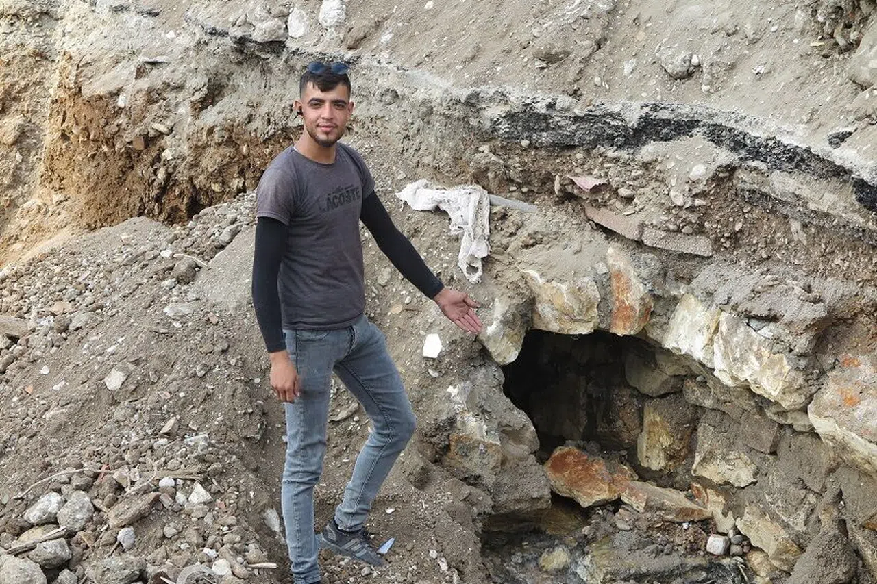 Kahramanmaraş'ta Depremde ağır hasarlı binaların yıkımında tarihi tünel bulundu