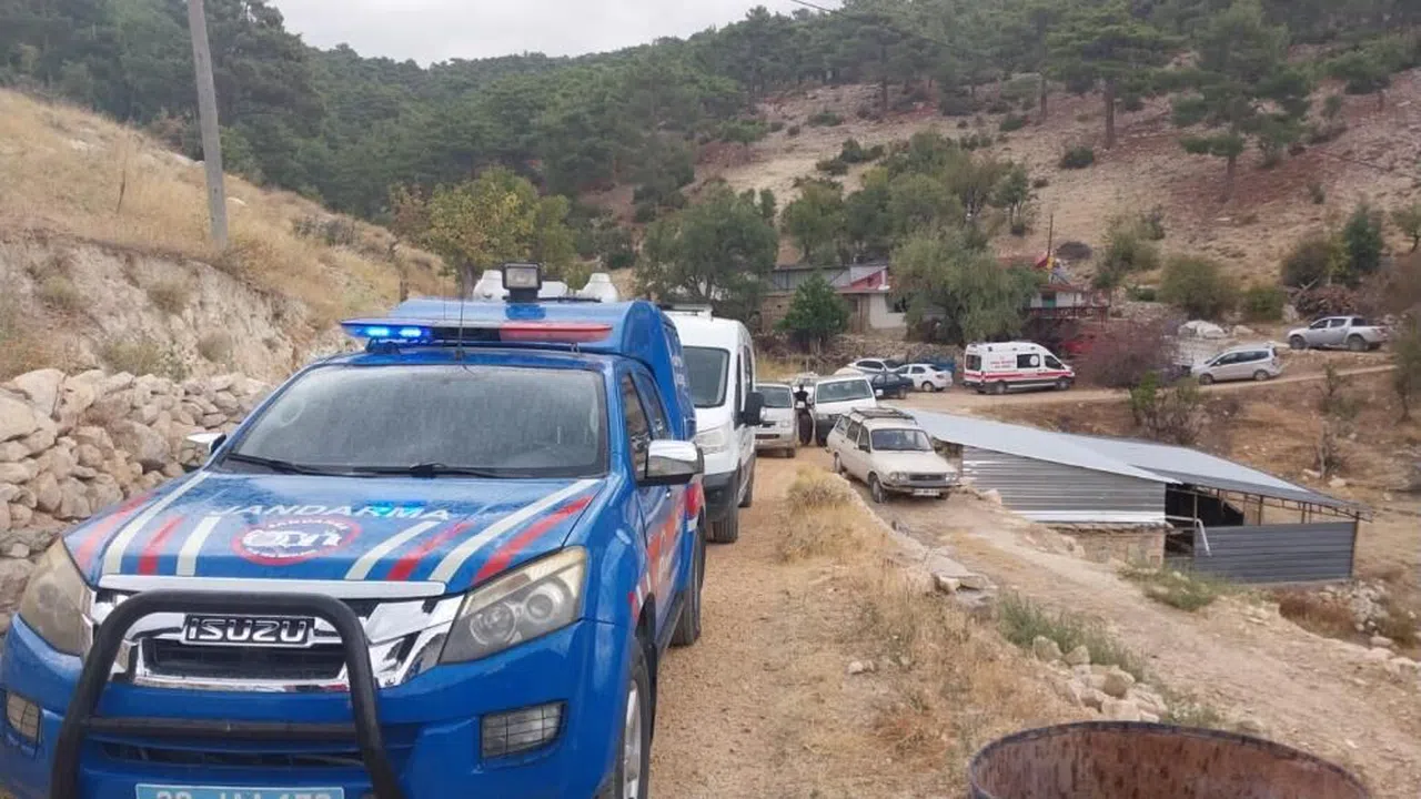 Aynı aileden 3 kişi yol tartışmasında öldürüldü