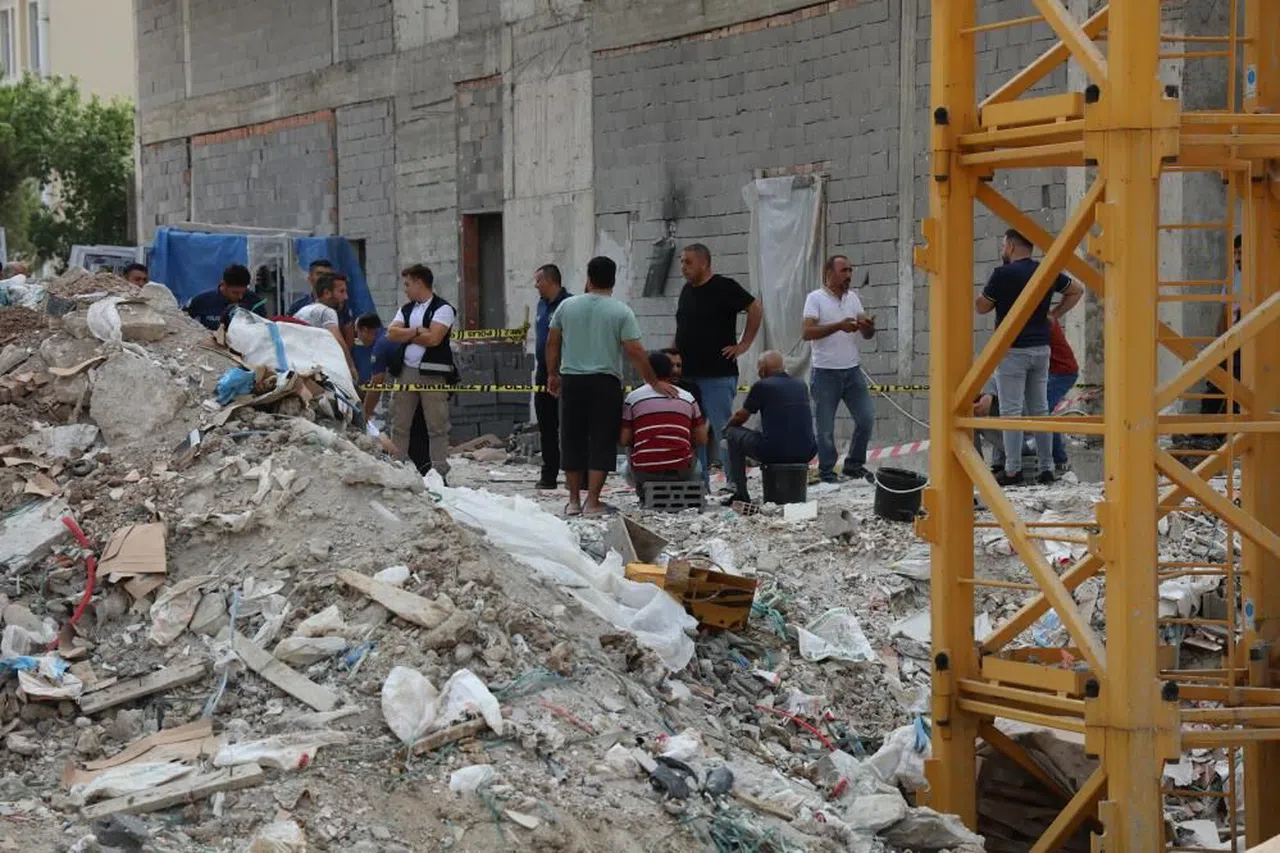 Kule vinçteki demir kova işçilerin üzerine düştü: 2 ölü
