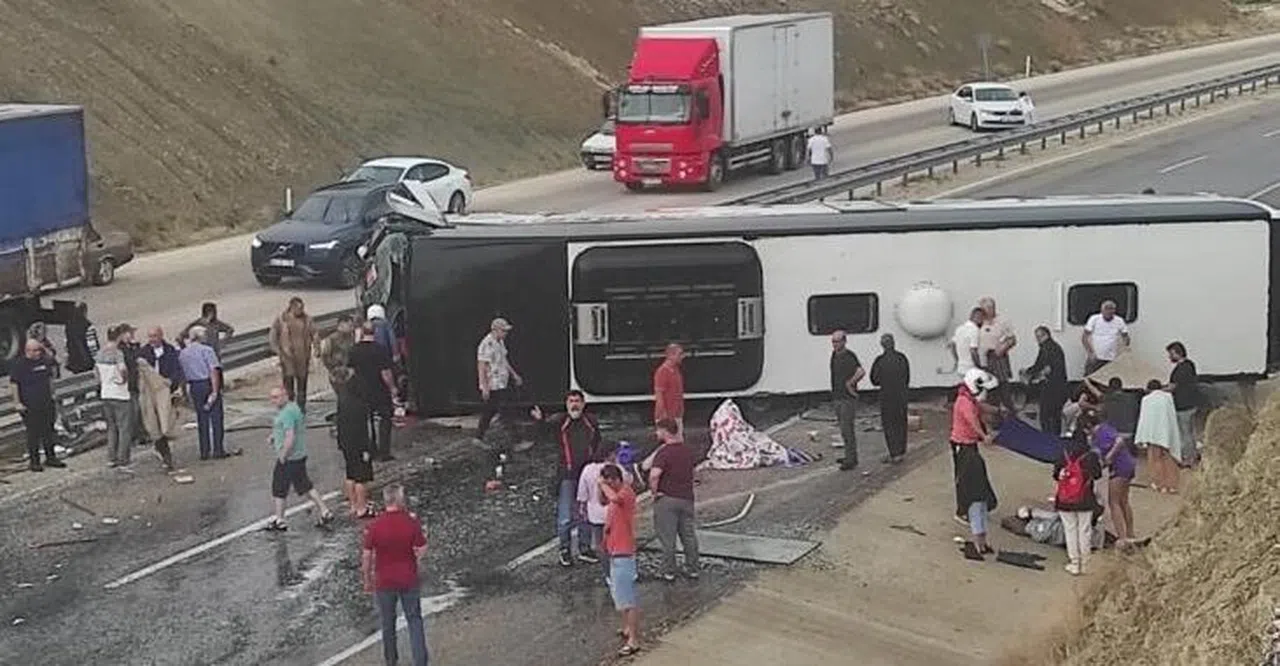 Yolcu otobüsü devrildi: 10 yaralı