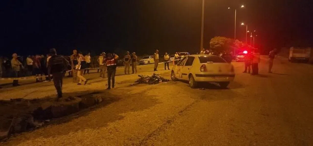 Otomobille çarpışan motosikletteki 1 kişi öldü, 1 kişi ağır yaralandı