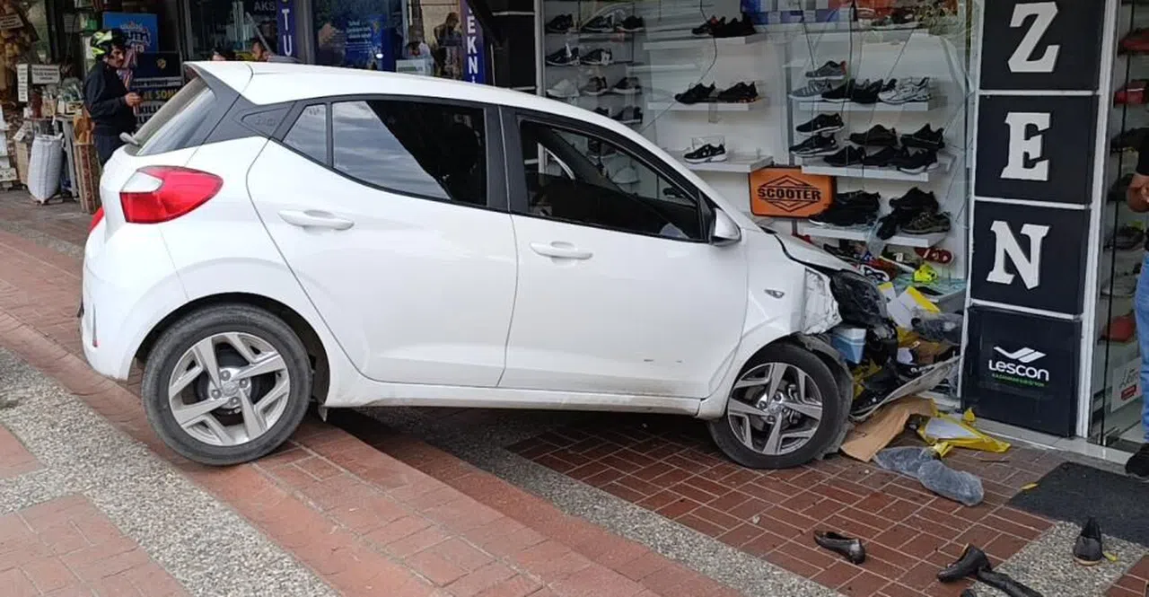 Kaldırımı aşan otomobil, ayakkabı mağazasına daldı