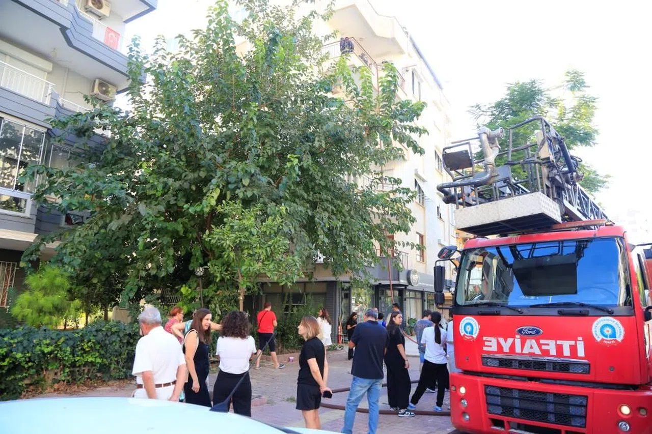 Dairede çıkan yangın apartman sakinlerini sokağa döktü