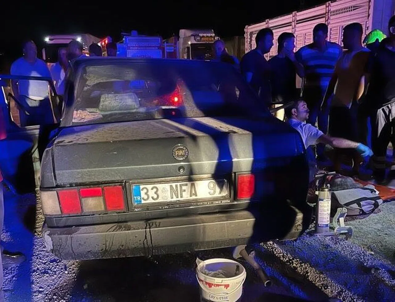 Otomobil önce yayaya ardından tıra çarptı: 2 ölü, 1 yaralı