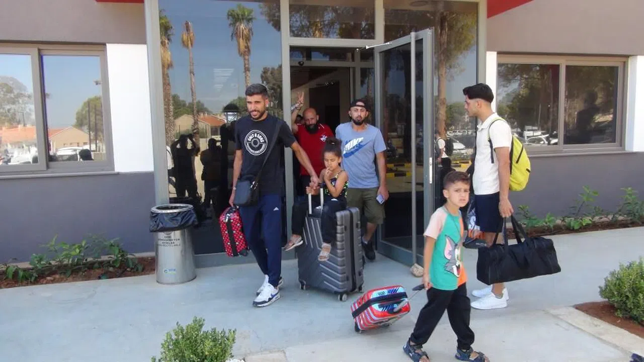 Lübnan'ı terk eden yabancı uyruklular deniz yolu ile Mersin'e geldi