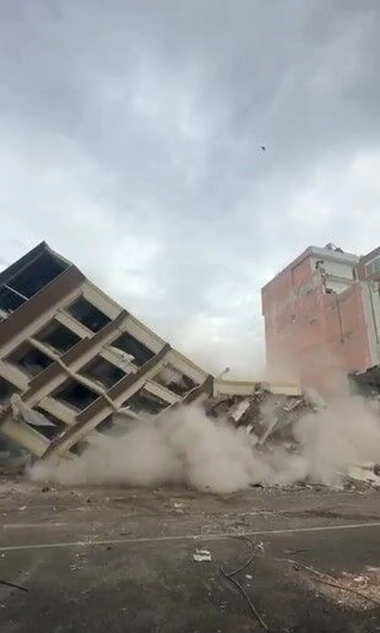 8 katlı bina iş makinesinin dokunuşuyla yerle bir oldu