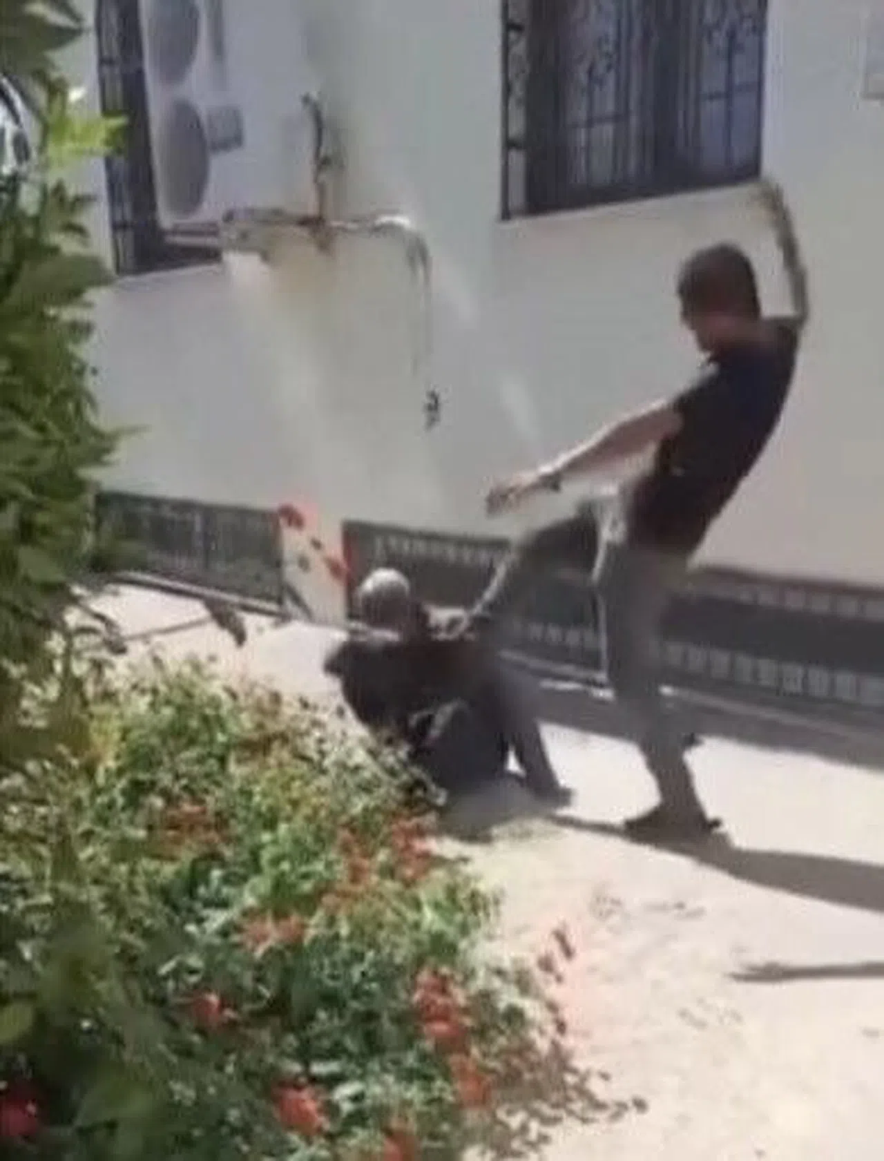 75 yaşındaki adamı acımasızca darp etti