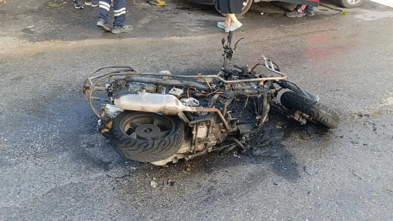 Seyir halindeyken yanan motosikleti mahalle sakinleri söndürdü