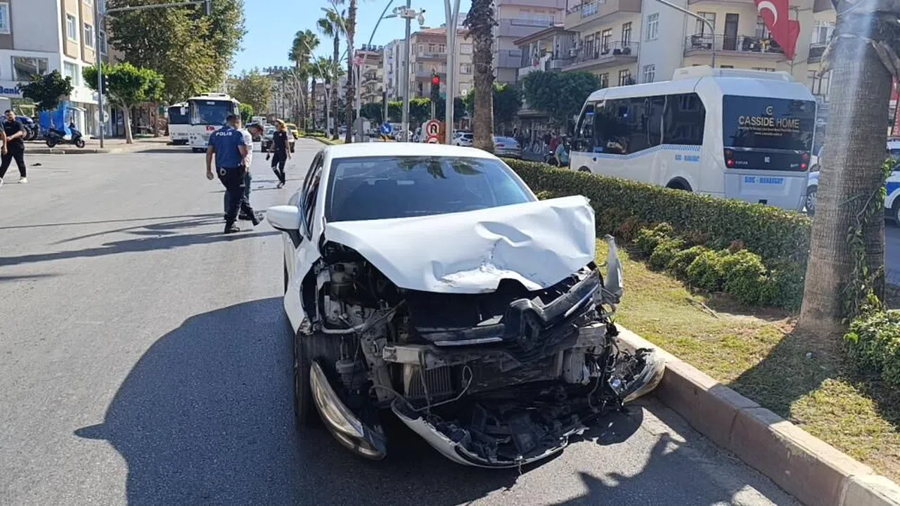 Kırmızı ışık ihlali feci kazayı beraberinde getirdi