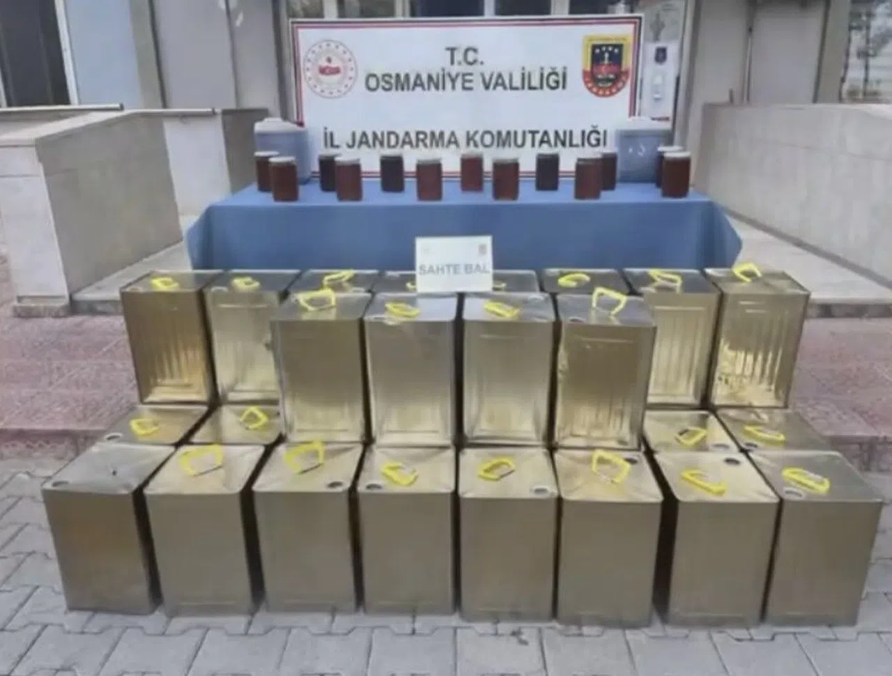 Jandarma 1 ton sahte bal ele geçirdi