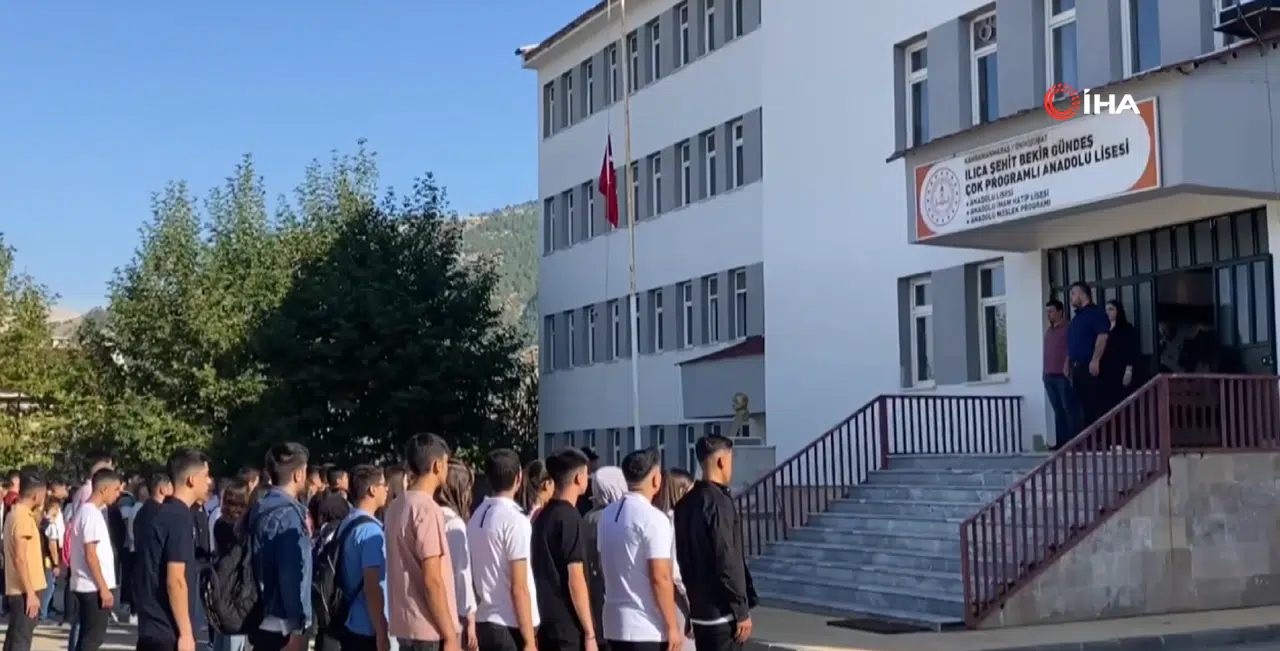Deprem merkezinde okullar açıldı