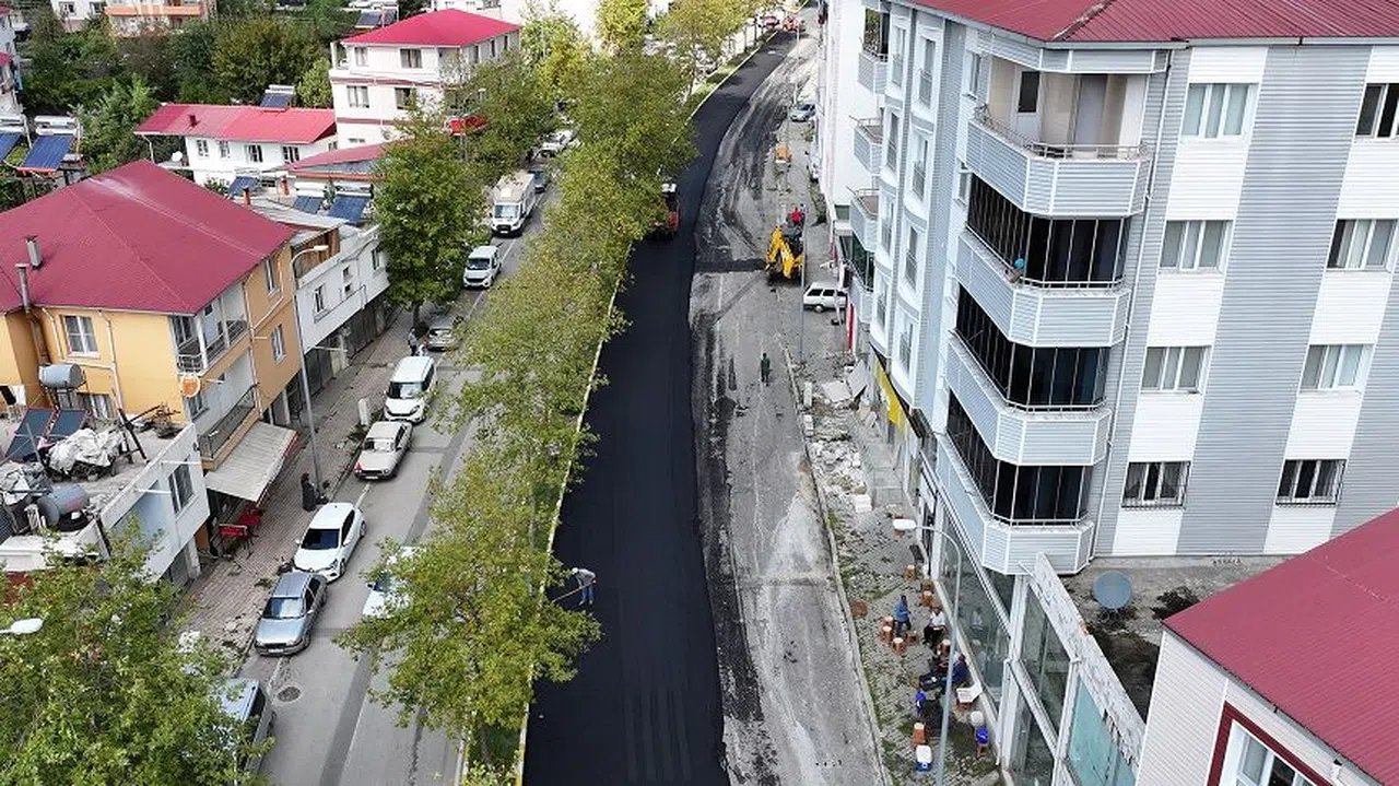 Büyükşehir Andırın’da Ana Arterlerin Asfaltını Bir Bir Yeniliyor