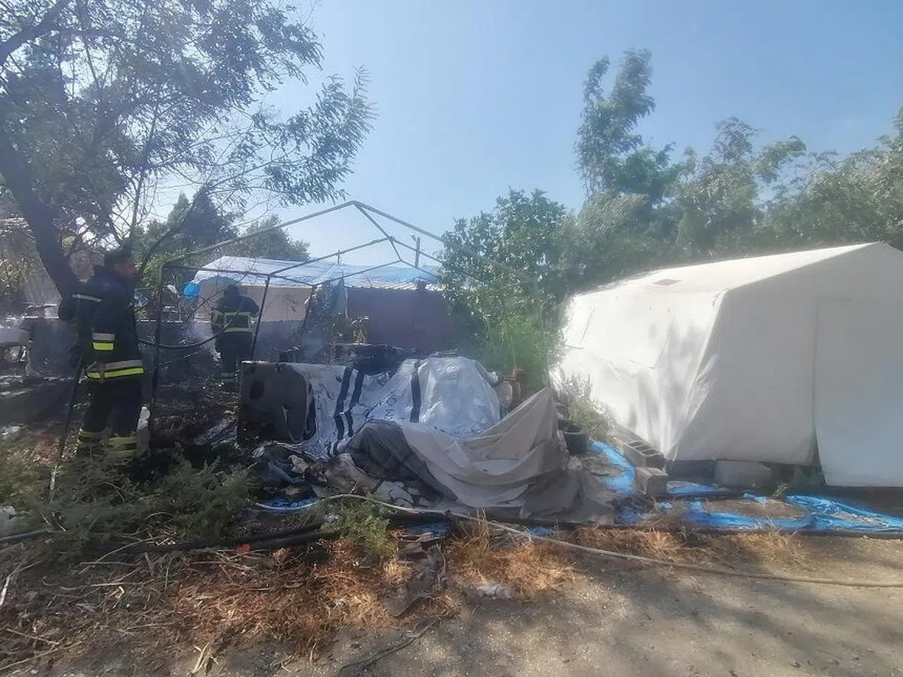 Depo olarak kullanılan çadır yandı