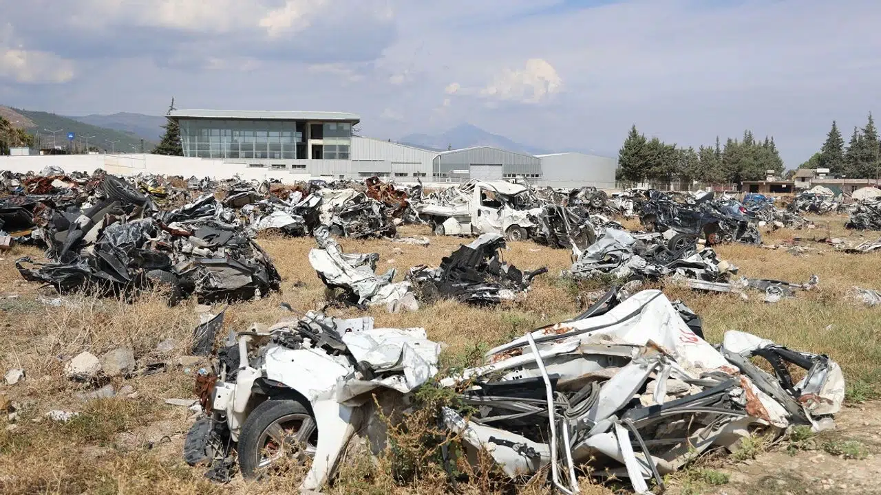 Depremin acı yüzünü gösteren araç mezarlığı duygulandırıyor