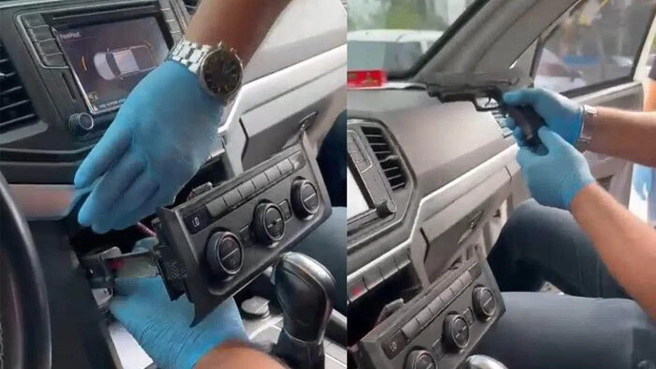 Otomobilin radyo bölümündeki zuladan 6 silah çıktı